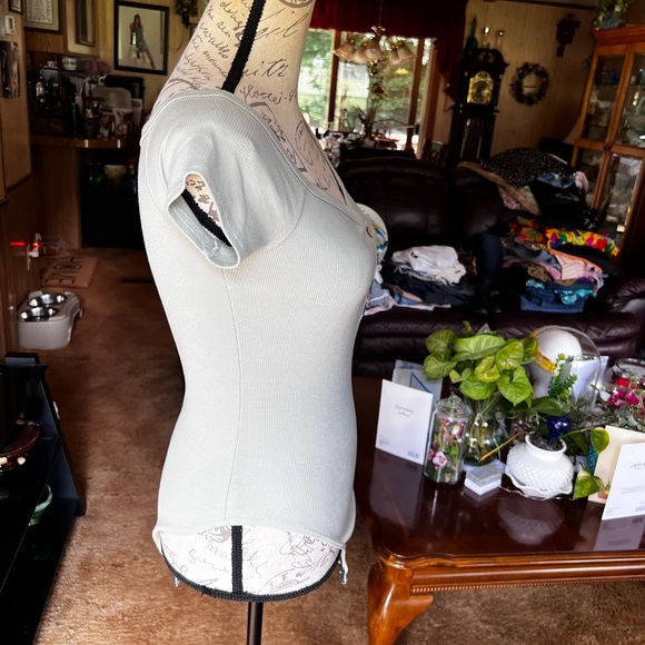 Woman’s gaze light green bodysuit - Picture 16 of 16